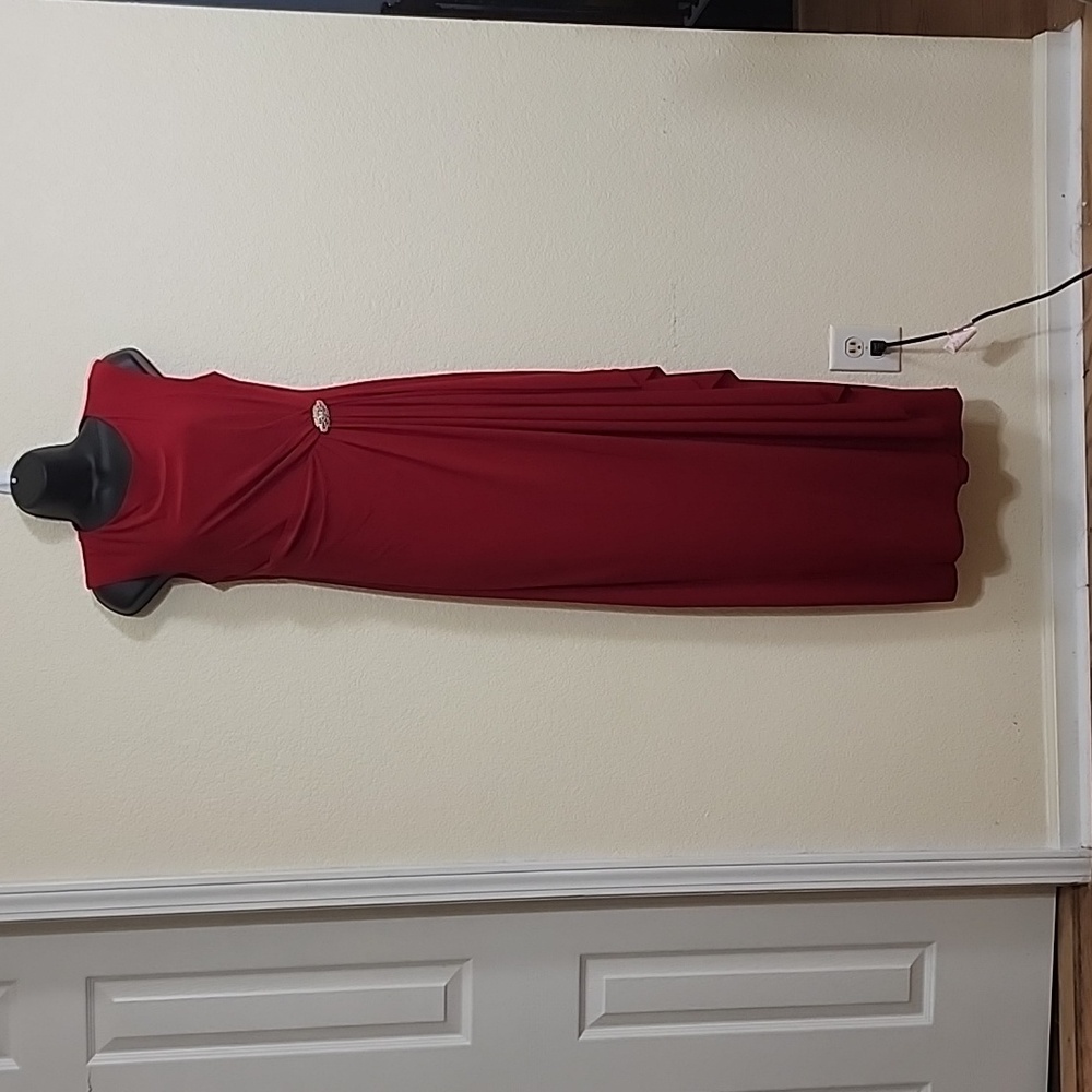 Tiana B Night Gown ladies, Size 8P Red.